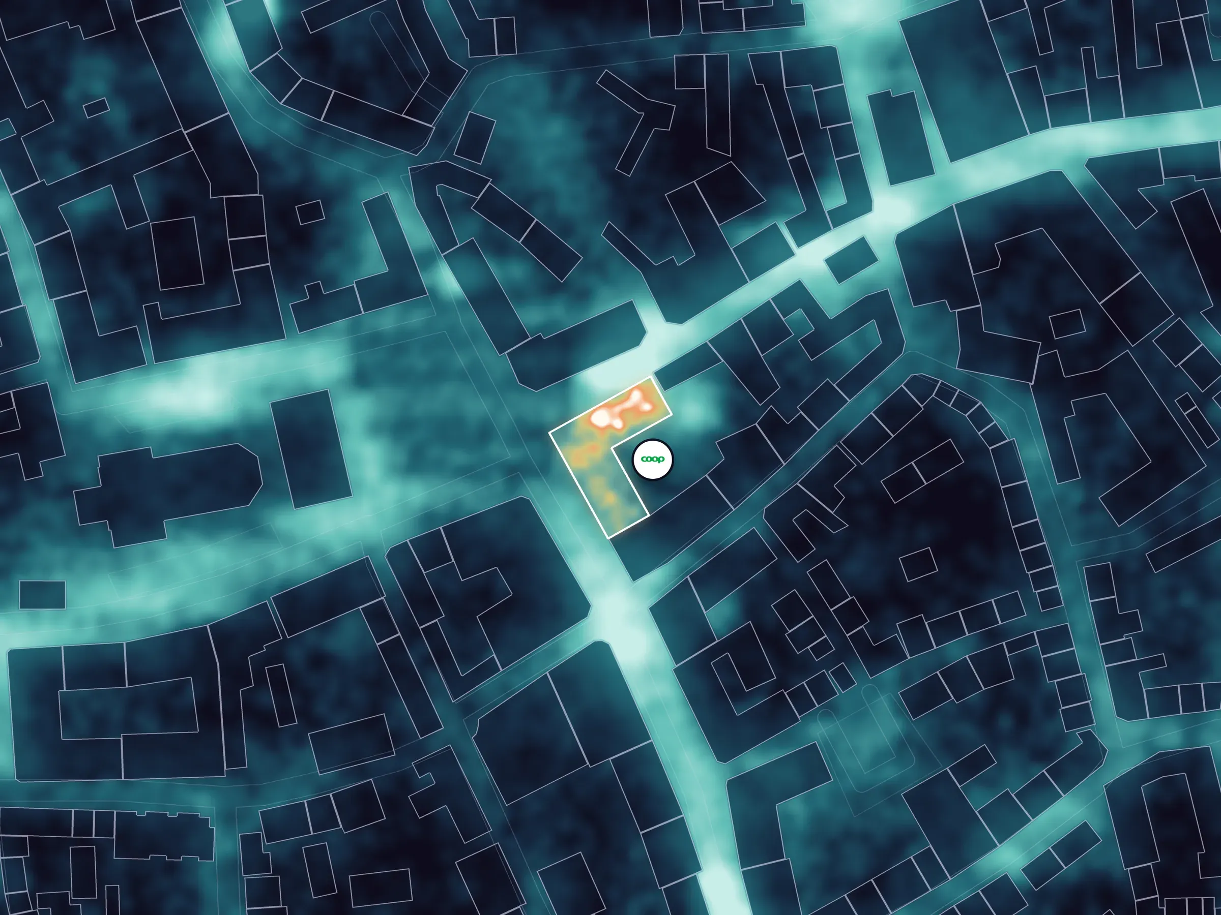 En butik vid Stortorget i Ystad i varma toner, med stadskärnans rörelse runt omkring i kalla toner.